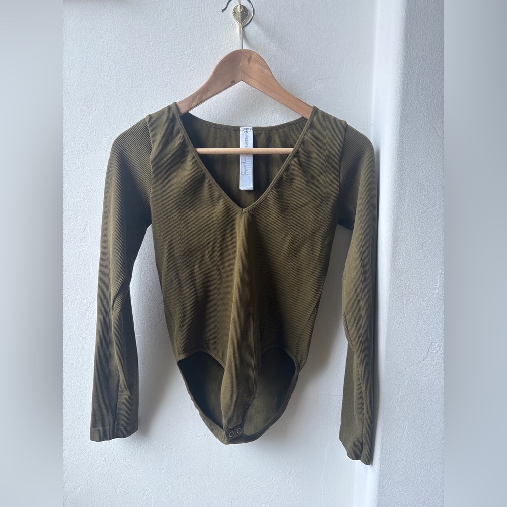 Forever 21 Olive Green V-Neck Ribbed Long Sleeve Bodysuit